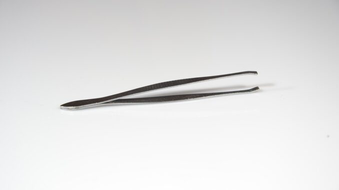 tweezers-273113_1280